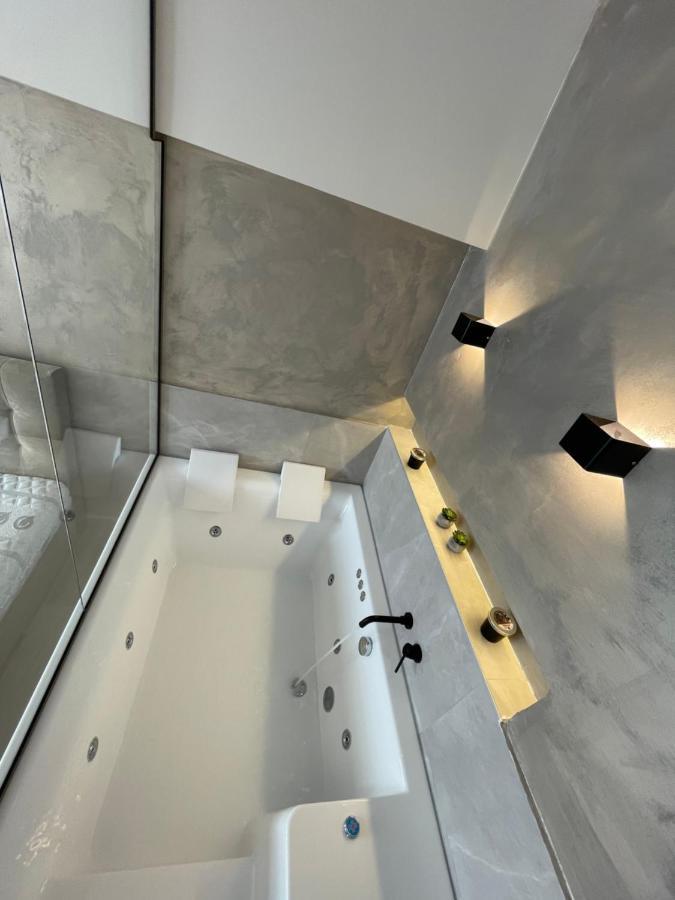 Jacuzzi Suite Ladadika Thessalonique Extérieur photo